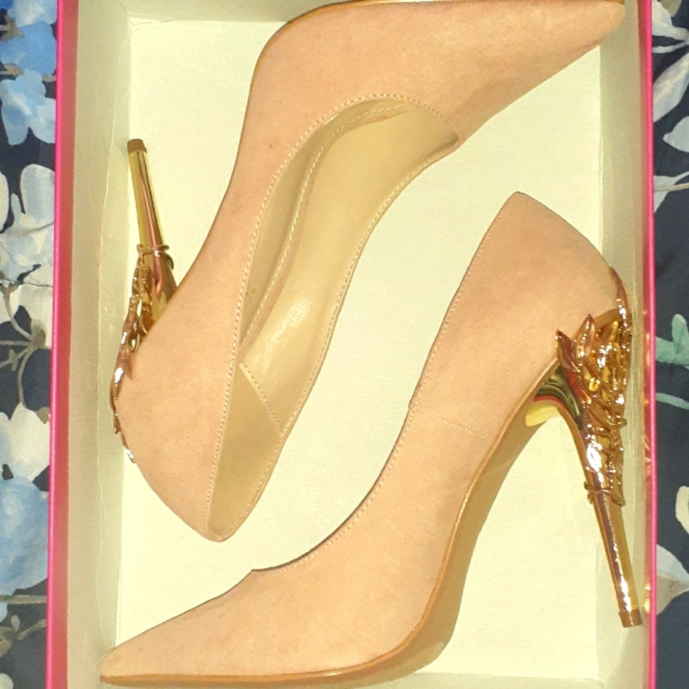 Selling size 10 pumps esperanza blush. Never been